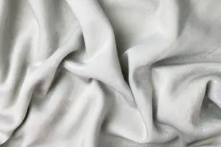 Tissu cérémonie — argent perlé